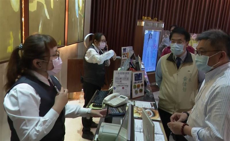 黃偉哲突檢台南錢櫃！這處不合格開單