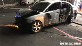 苗栗轎車撞電線桿／翻攝畫面