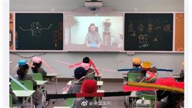 大陸小學生戴「一米帽」上學