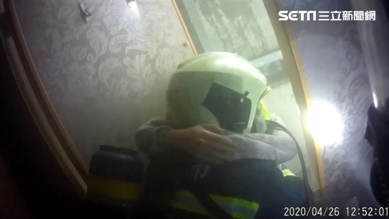 少女嗆傷困包廂　消防員霸氣抱出火場