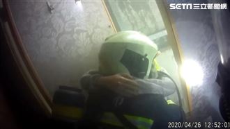 少女嗆傷困包廂　消防員霸氣抱出火場