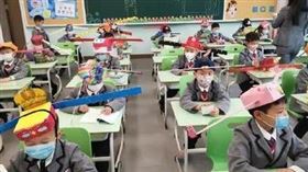 大陸小學生戴「一米帽」上學