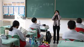 中國教育部：不建議占用假期補課中國大陸各級學校近日陸續開學復課。陸媒27日報導，中國教育部官員表示，建議各地充分利用平日教學時間進行補課，不要占用週末、假期時間。圖為4月27日，人大附中北京經濟技術開發區學校學生開學上第一堂課。（中新社提供）中央社  109年4月27日