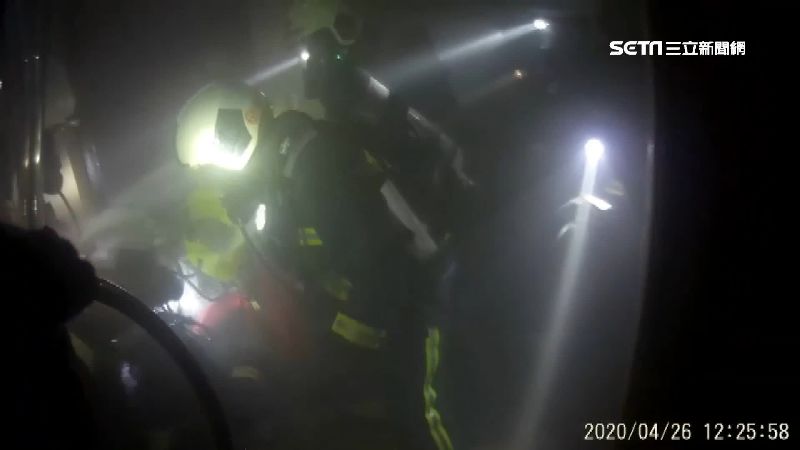 氧氣瓶險沒氣　勇消7樓抬嬤死裡逃生