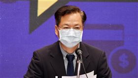 政院：衛福部急難救助金新增兩類申請對象行政院政務委員龔明鑫24日表示，衛福部急難救助金的申請確定新增兩類對象，分別是因疫情請假或無法從事工作，導致生計受困者，以及因疫情接受隔離治療不幸死亡，但無力殮葬者。中央社記者施宗暉攝 109年4月24日