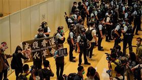 香港反送中示威遭警方以防疫為由暴力驅離（圖／翻攝自推特）