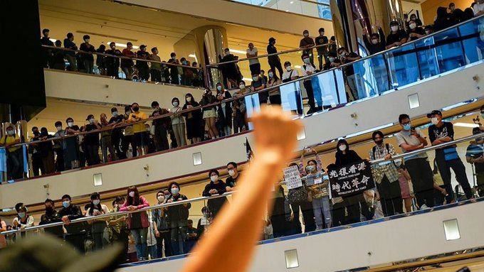 資料畫面。香港反送中示威遭警方以防疫為由暴力驅離。（圖／翻攝自推特）