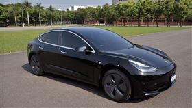 ▲國軍向特斯拉採購6輛特斯拉Model 3電動車。根據特斯拉官網，Model 3從0加速到時速100公里只需要3.4秒，市價約新台幣160萬元。（圖／憲指部提供）