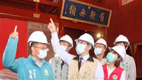 黃偉哲視察台南孔子廟修復工程台南市長黃偉哲（前中）27日到國定古蹟台南孔子廟關心修復工程進度，向施工單位詢問整體結構強度等問題。中央社記者楊思瑞攝　109年4月27日