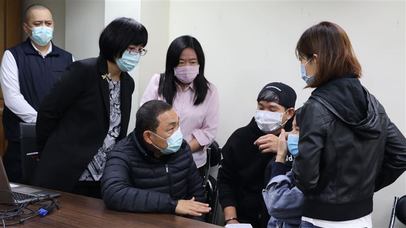 侯友宜慰問錢櫃大火罹難家屬：要堅強