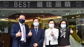 行政院政務委員龔明鑫、經濟部次長王美花27日拜會受衝擊業者-婚紗業代表。（圖／行政院提供）