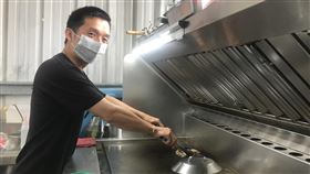 餐飲業者送暖　助失業者度難關雲林縣牛排業者陳宥朋有感於武漢肺炎疫情嚴峻，失業者可能會為了三餐而發愁，因此免費提供排餐供人領取，希望大家一起度過難關。　中央社記者姜宜菁攝　109年4月27日