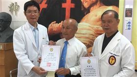 澎湖惠民醫院重建　海廢浮標幸福魚傳遞愛（2）澎湖產業創生經濟發展協會以海廢浮標製作「澎湖龍門幸福魚」，捐贈給天主教靈醫會惠民醫院作為重建工程基金，27日上午舉行捐贈儀式並頒發感謝狀。中央社　109年4月27日