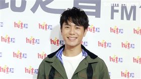 韋禮安舒壓棉花棒療癒自我請歌迷洗耳恭聽。（記者邱榮吉/攝影）