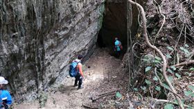 高市壽山5至10月停止探洞申請雨季即將來臨，壽山國家自然公園管理處27日公告，5月到10月將停止園區猩猩洞、天雨天財洞等探洞申請，讓自然環境順應季節有休養生息的機會，也降低地表濕滑致跌傷的風險。（國家公園管理處提供）中央社記者王淑芬傳真　109年4月27日