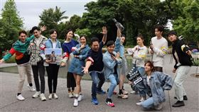 劉以豪、溫昇豪、張雁名、莫允雯、鍾瑶、劉宇珊力挺黃子佼、卜學亮《超級同學會》。（圖／翻攝自黃子佼臉書）