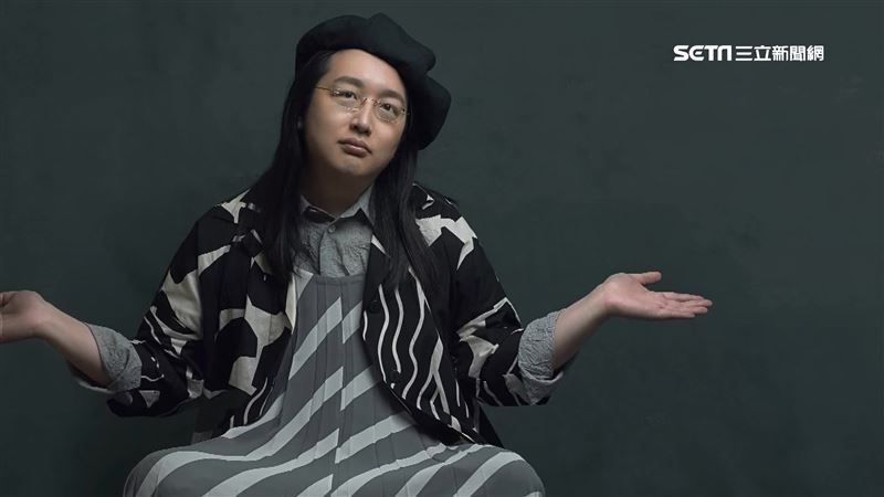 唐鳳時裝棚拍　網友驚喊：魔法師駕到