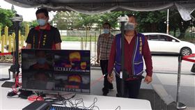 因應防疫　花蓮東大門夜市裝熱像儀配合中央流行疫情指揮中心，花蓮人潮示警熱點控制人流，東大門夜市27日裝設紅外線熱顯像儀，東大門福町夜市主任委員黃家明（左）說，裝設紅外線熱顯像儀讓遊客安心，也保護攤商的安全，雖然花蓮維持零確診，但仍不能鬆懈。中央社記者李先鳳攝　109年4月27日