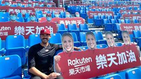 ▲樂天桃猿洋投卡本特有專屬未婚妻應援紙牌。（圖／翻攝自Jared Diamond推特）