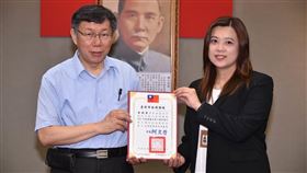 台北市副市長蔡炳坤的祕書凌婉真（右）爆不倫戀。（圖／翻攝自台北市政府網站）