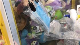 診所忘戴口罩　男娃娃機夾口罩悲劇了（圖／翻攝自爆怨公社臉書）