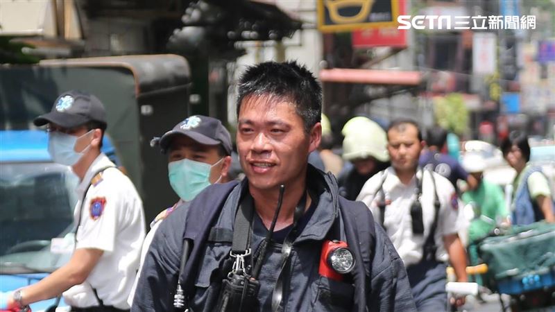 勇消背嬤救20人　氣瓶突見底超驚險