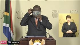 武漢肺炎（COVID-19、新冠肺炎）持續在非洲延燒，多國政府開始呼籲人民戴上口罩防堵疫情蔓延，其中南非總統拉馬佛沙（Cyril Ramaphosa）日前也在記者會上示範如何「正確戴口罩」，沒想到不小心出糗、口罩秒被戴成眼罩，尷尬畫面隨即在網路上被瘋傳，不少人馬上做影片、迷因大開嘲諷。（圖／翻攝自推特）