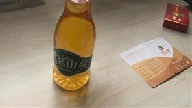 中國陝西一名張姓男子日前入住成都的連鎖酒店，發現房內有一罐寶特瓶裝的濁黃色液體，以為是飲料就順手拿起來飲用，喝了一口後察覺不對勁，陣陣刺鼻臭味從瓶中竄出，趕緊與飯店人員聯繫，並將這瓶謎樣液體送驗。檢驗報告結果顯示，液體中含有大量尿素、大腸桿菌群，以及砷、汞等重金屬，基本上就是「尿和糞便的結合體」。（圖／翻攝自澎湃新聞）
