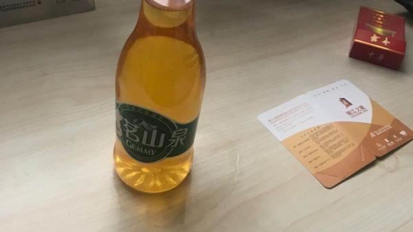 男睡醒太渴拿茶飲喝　一驗竟是屎尿水