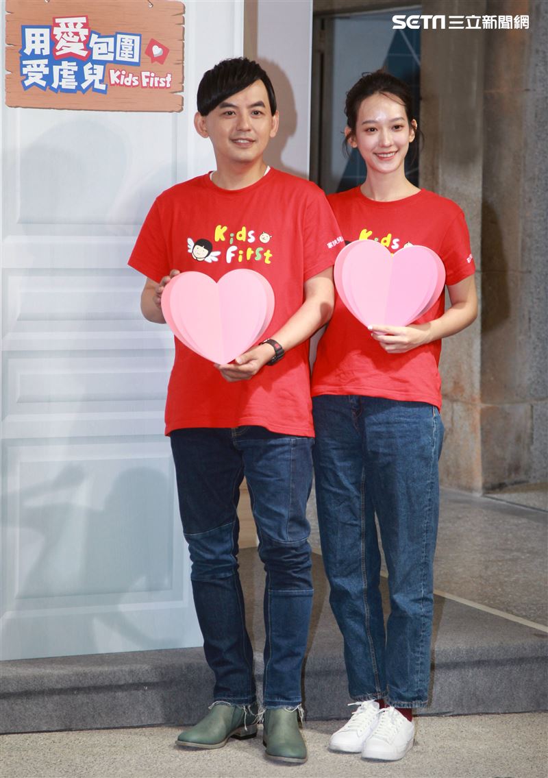 黃子佼、孟耿如在兒童保護日共同打造「受虐兒的總和－小芙」雕像，以行動關懷兒少並守護受虐兒。（記者邱榮吉/攝影）