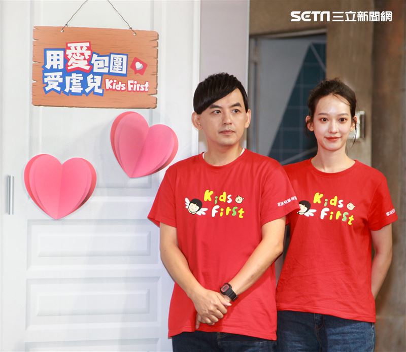 黃子佼、孟耿如在兒童保護日共同打造「受虐兒的總和－小芙」雕像，以行動關懷兒少並守護受虐兒。（記者邱榮吉/攝影）