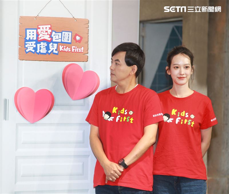 黃子佼、孟耿如在兒童保護日共同打造「受虐兒的總和－小芙」雕像，以行動關懷兒少並守護受虐兒。（記者邱榮吉/攝影）