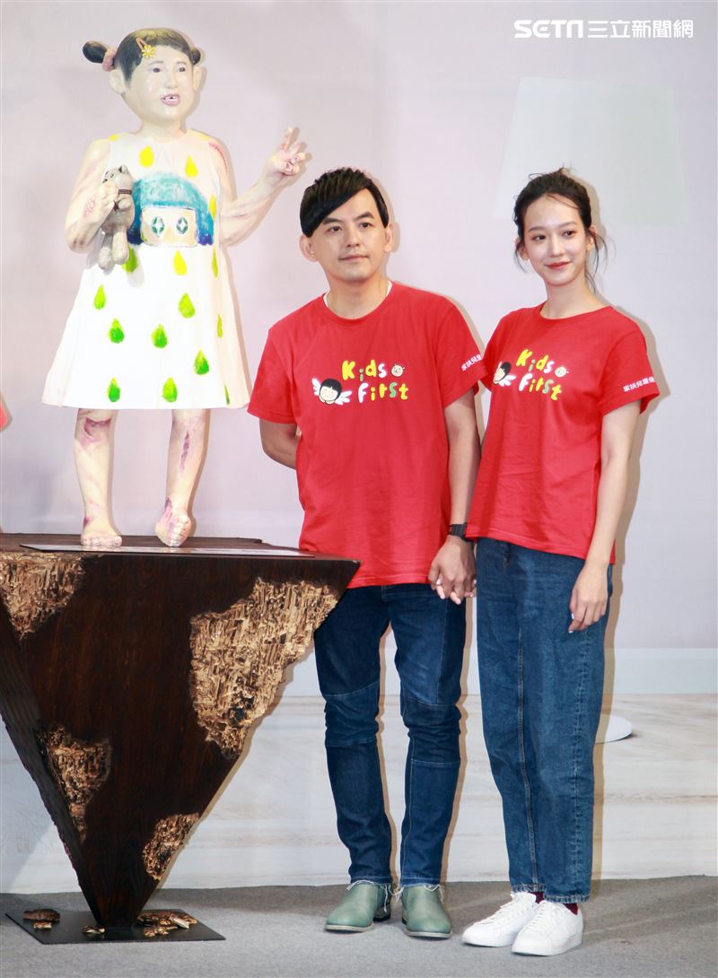 黃子佼、孟耿如在兒童保護日共同打造「受虐兒的總和－小芙」雕像，以行動關懷兒少並守護受虐兒。（記者邱榮吉/攝影）