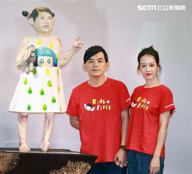 黃子佼、孟耿如在兒童保護日共同打造「受虐兒的總和－小芙」雕像，以行動關懷兒少並守護受虐兒。（記者邱榮吉/攝影）