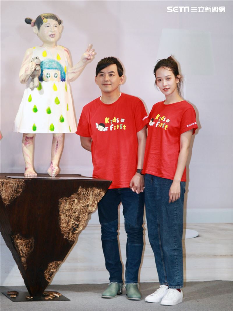 黃子佼、孟耿如在兒童保護日共同打造「受虐兒的總和－小芙」雕像，以行動關懷兒少並守護受虐兒。（記者邱榮吉/攝影）