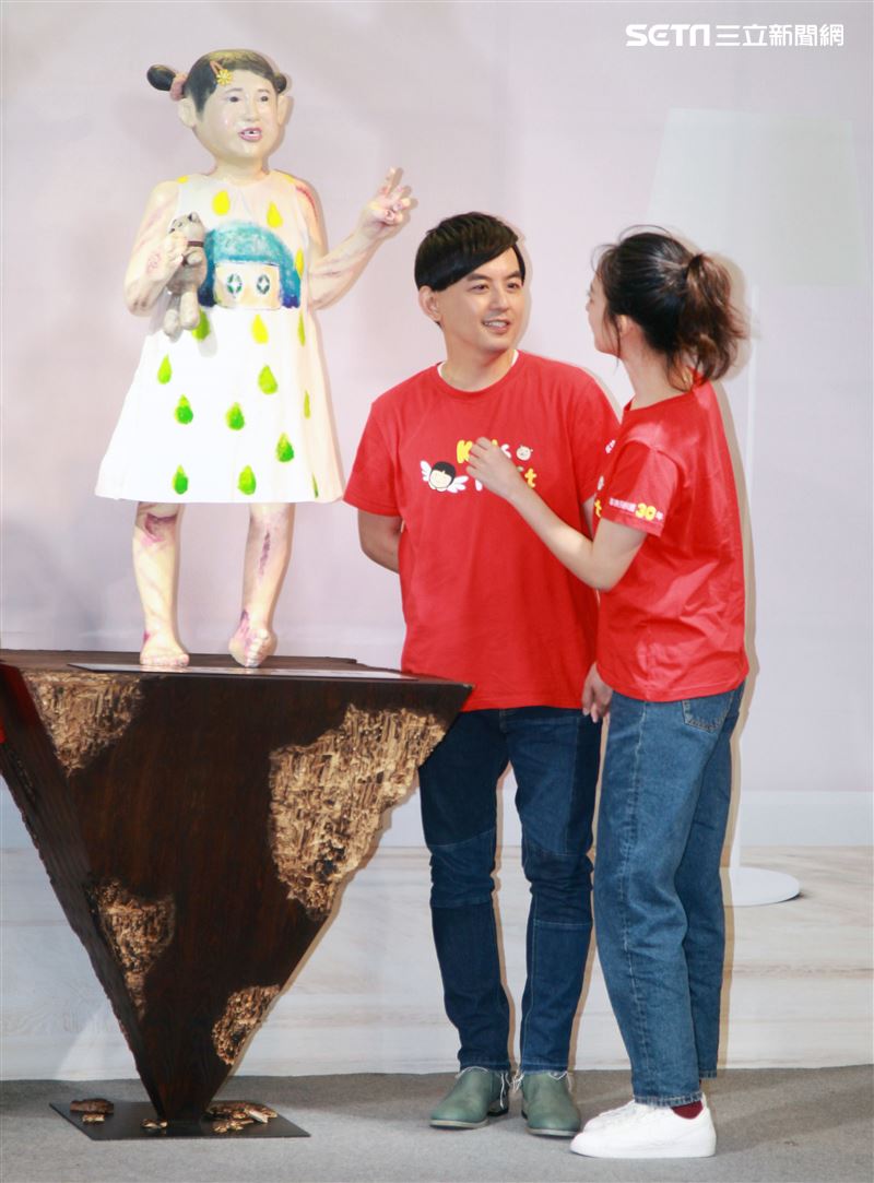 黃子佼、孟耿如在兒童保護日共同打造「受虐兒的總和－小芙」雕像，以行動關懷兒少並守護受虐兒。（記者邱榮吉/攝影）