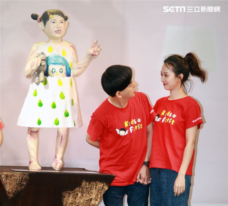 黃子佼、孟耿如在兒童保護日共同打造「受虐兒的總和－小芙」雕像，以行動關懷兒少並守護受虐兒。（記者邱榮吉/攝影）