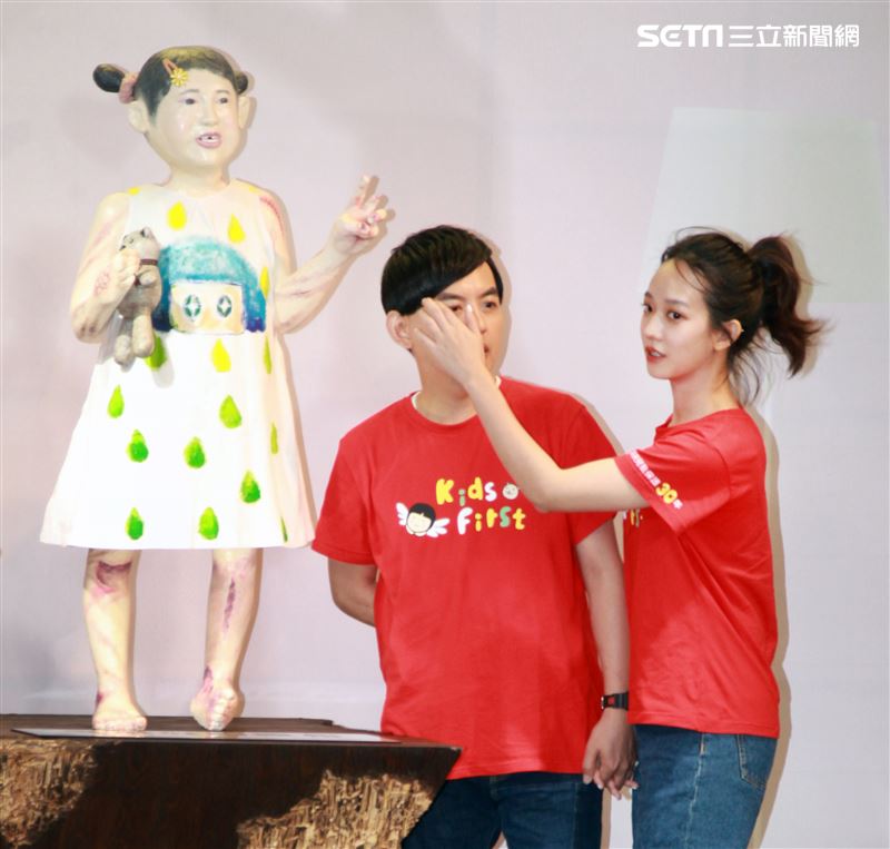 黃子佼、孟耿如在兒童保護日共同打造「受虐兒的總和－小芙」雕像，以行動關懷兒少並守護受虐兒。（記者邱榮吉/攝影）