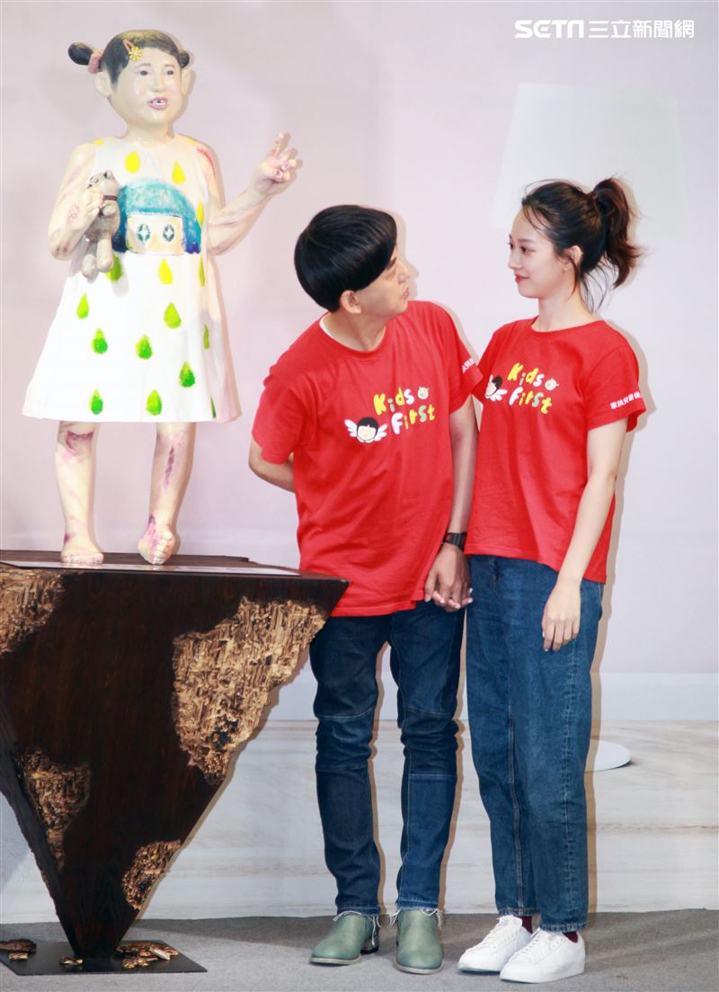 黃子佼、孟耿如在兒童保護日共同打造「受虐兒的總和－小芙」雕像，以行動關懷兒少並守護受虐兒。（記者邱榮吉/攝影）