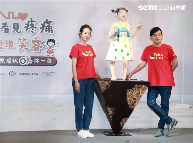 黃子佼、孟耿如在兒童保護日共同打造「受虐兒的總和－小芙」雕像，以行動關懷兒少並守護受虐兒。（記者邱榮吉/攝影）