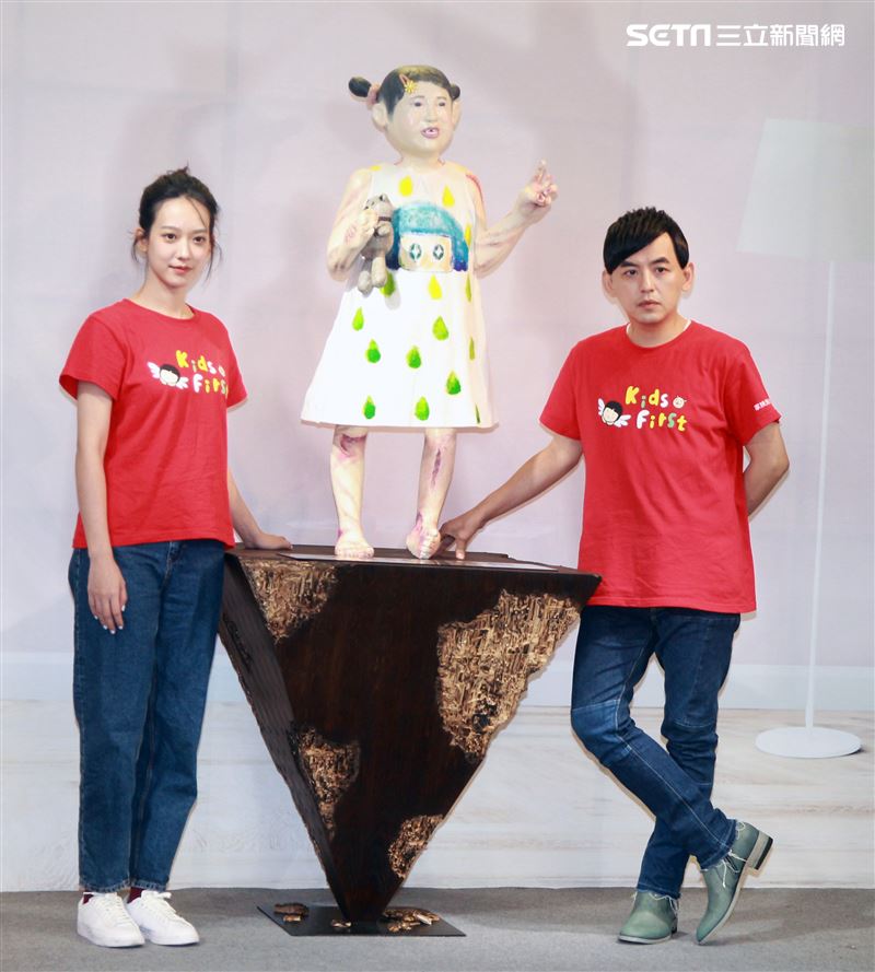 黃子佼、孟耿如在兒童保護日共同打造「受虐兒的總和－小芙」雕像，以行動關懷兒少並守護受虐兒。（記者邱榮吉/攝影）