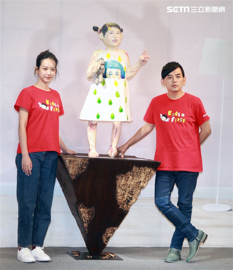 黃子佼、孟耿如在兒童保護日共同打造「受虐兒的總和－小芙」雕像，以行動關懷兒少並守護受虐兒。（記者邱榮吉/攝影）