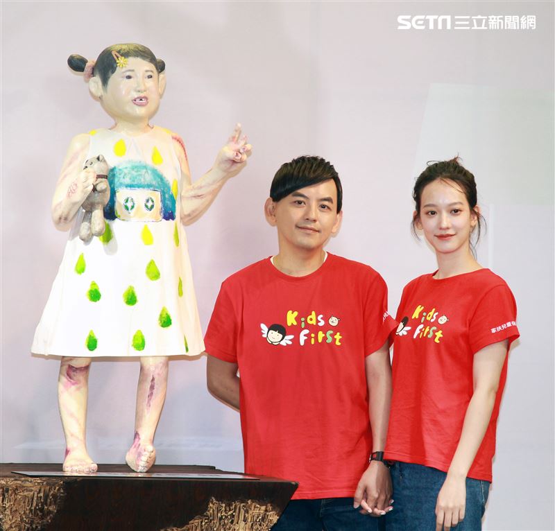 黃子佼、孟耿如在兒童保護日共同打造「受虐兒的總和－小芙」雕像，以行動關懷兒少並守護受虐兒。（記者邱榮吉/攝影）