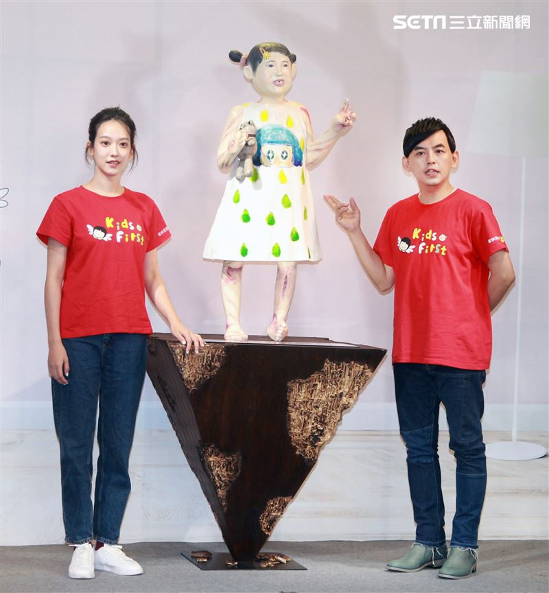 黃子佼、孟耿如在兒童保護日共同打造「受虐兒的總和－小芙」雕像，以行動關懷兒少並守護受虐兒。（記者邱榮吉/攝影）