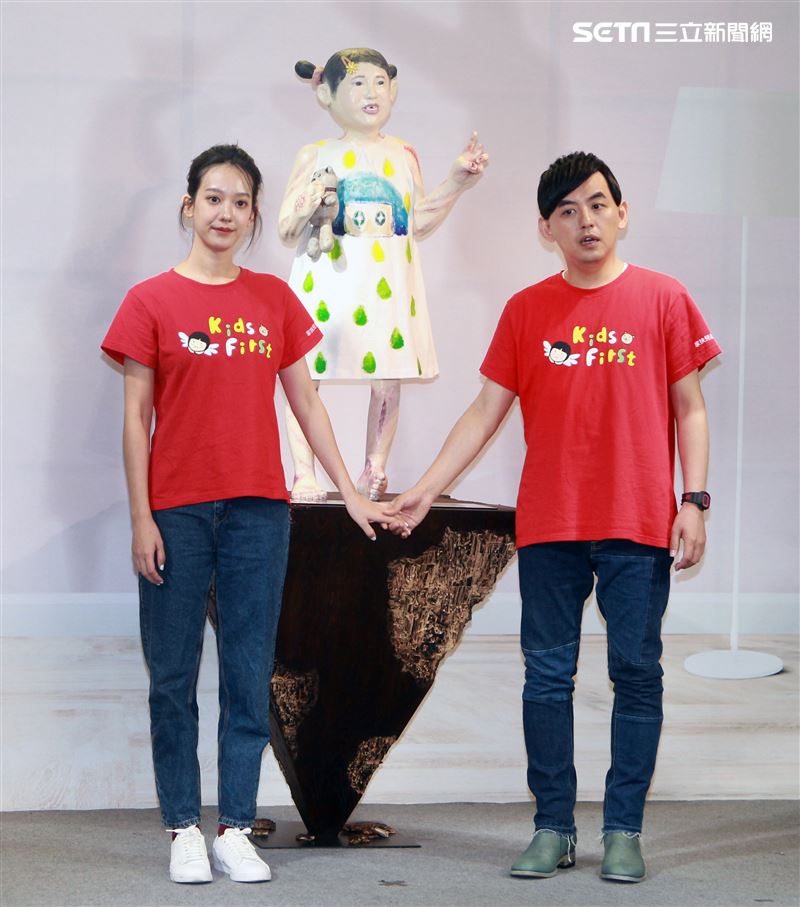 黃子佼、孟耿如在兒童保護日共同打造「受虐兒的總和－小芙」雕像，以行動關懷兒少並守護受虐兒。（記者邱榮吉/攝影）