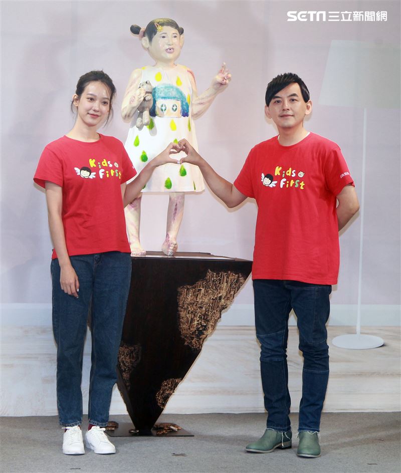 黃子佼、孟耿如在兒童保護日共同打造「受虐兒的總和－小芙」雕像，以行動關懷兒少並守護受虐兒。（記者邱榮吉/攝影）