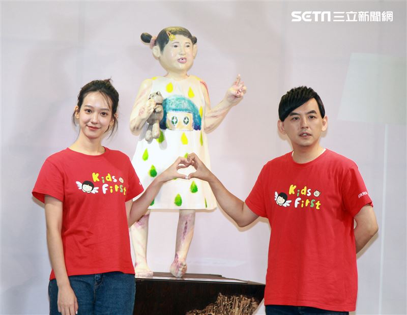 黃子佼、孟耿如在兒童保護日共同打造「受虐兒的總和－小芙」雕像，以行動關懷兒少並守護受虐兒。（記者邱榮吉/攝影）