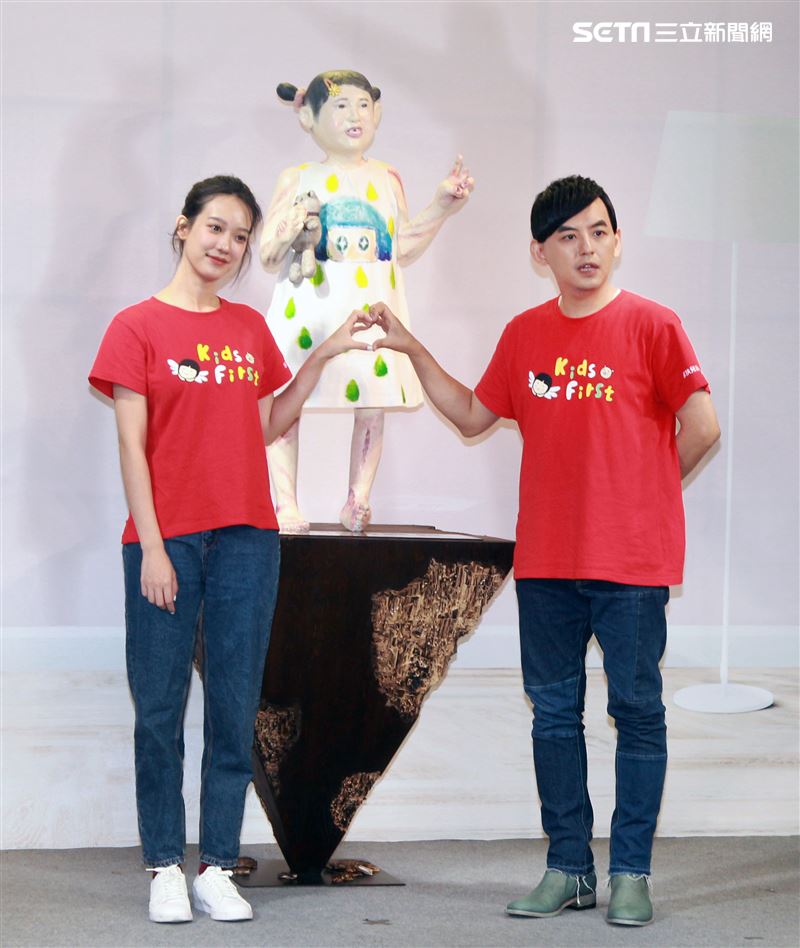 黃子佼、孟耿如在兒童保護日共同打造「受虐兒的總和－小芙」雕像，以行動關懷兒少並守護受虐兒。（記者邱榮吉/攝影）