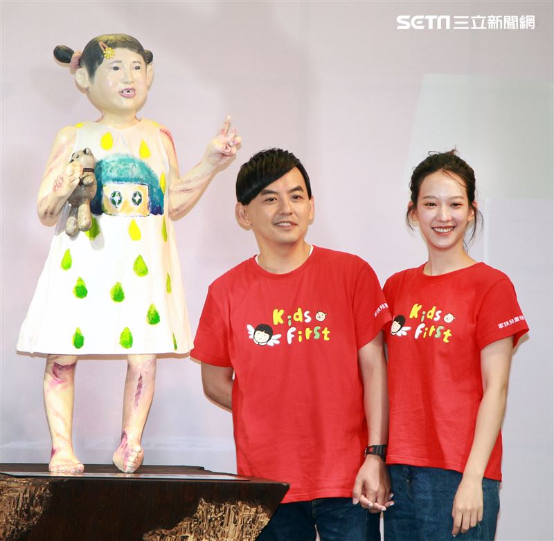 黃子佼、孟耿如在兒童保護日共同打造「受虐兒的總和－小芙」雕像，以行動關懷兒少並守護受虐兒。（記者邱榮吉/攝影）