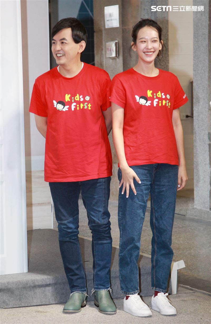 黃子佼、孟耿如在兒童保護日共同打造「受虐兒的總和－小芙」雕像，以行動關懷兒少並守護受虐兒。（記者邱榮吉/攝影）